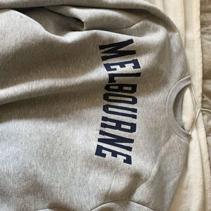 Sweatshirt  - En sweatshirt från gina som bara är använd några fåtal gånger. Skriv privat om du har några frågor 