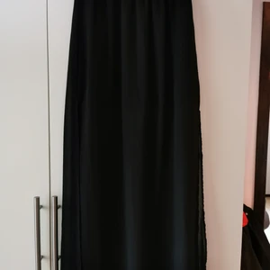 Maxi kjol med slits  - Slit på båda sidorna. Underkjolen är kort. Frakt ingår. Kjolen är i nyskick 