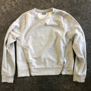 Sweatshirt  - Ljusgrå sweatshirt med dragkedjor på sidorna, snyggt till kjol 🫶 enkel att använda, stilren 