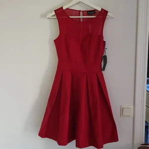 Vinröd klänning - Supersöt klänning med inbyggd underklänning som gör en snygg siluett till kjolen.  Aldrig använd och alla lappar finns kvar. Storleken motsvarar en XS.  