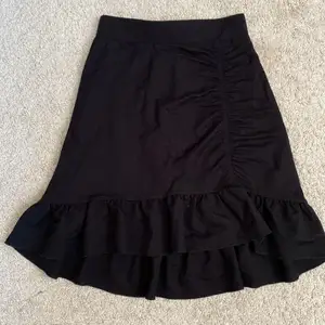 Svart kjol med volang köpt från Gina tricot förra sommaren💕 Kontakta för fler bilder