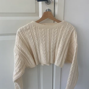 Stickad tröja  - En kort stickad tröja❤️‍🔥nästan aldrig använd. Storleken är M fast jag har använt den och vanligtvis har jag S!