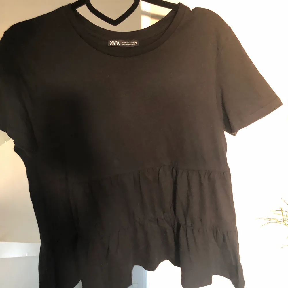Säljer den här helt oanvända svarta gulliga t-shirten då det inte är min stil. Den är köpt från Zara för några månader sedan. 💕 Köparen står för frakten. Skriv privat om du undrar något😝. T-shirts.