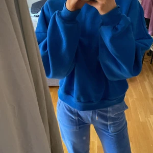Blå sweatshirt - NYSKICK!! Säljs för 200kr+frakt! Tröjan är ifrån Nelly och är i strl xs