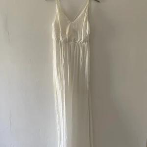 Vit lång klänning - Vit lång Kläning, bara använd 2/3 gånger. Sitter som en S 🥰  Köparen står för frakten.📦 