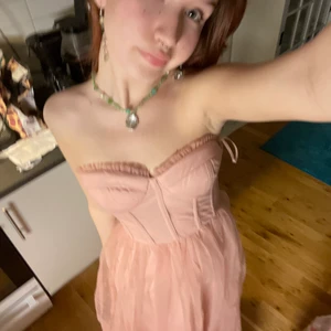 Lace & Beads Balklänning, Tyll, rosa - En rosa tyll klänning med korsett som är superfin! Aldrig använd bara testat på, säljer den då jag vill hitta en annan som passar mig bättre, storlek 36 men liten i bysten, man får väldigt snatched midja & har fler videos och bilder på förfrågan! Nypris 1013,25kr