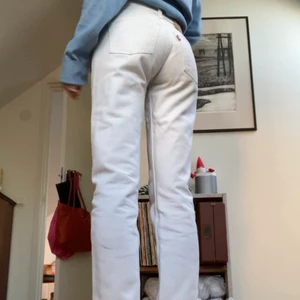 Levis jeans  - Säljer dessa supersnygga Levis jeans!! Som har blivit för små för mig, köpta second hand i modellen 501, passar mig bra på längden är runt 170, jättefina att ha nu på sommaren!🌸