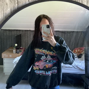 Tröja - Säljer min mysiga santa cruze tröja, den är i storlek XS men passar mig som S och M❤️oversized, använd få gånger så den är som nyskick. Köpt för 400kr så säljer för 200<3
