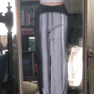 Kostymbyxor  - Mörkblå, randiga, raka kostymbyxor som endast använts fåtal gånger. Är insydda i midjan. Skulle säga att de är storlek S. Skönt och ”flowigt” material att ha på sig under sommarkvällar! 90kr+frakt