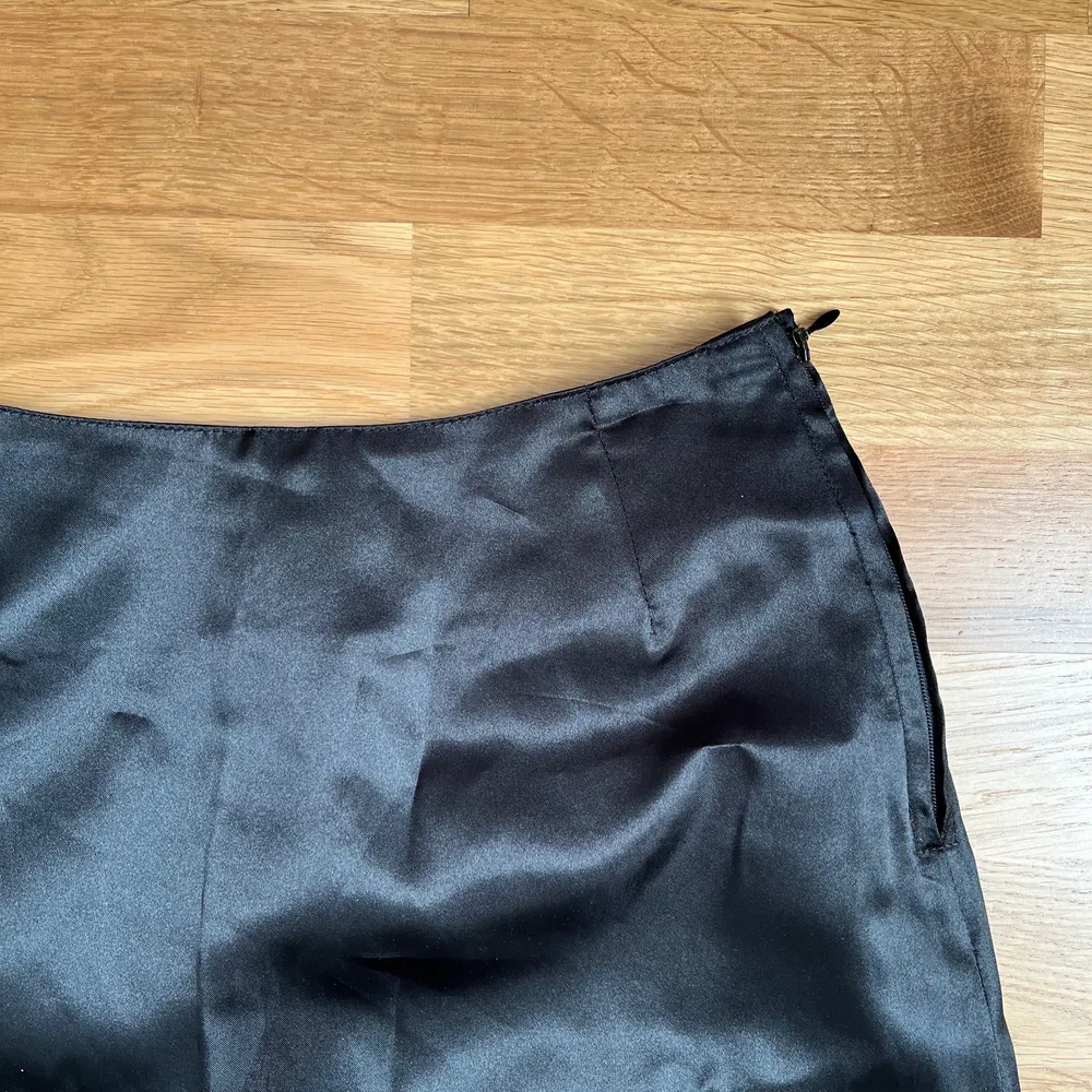 superfin svart silkeskjol som liknar den från Chiquelle!!🖤 perfekt skick med dragkedja på sidan. midjemåttet är ca 68 cm✨. Kjolar.