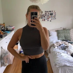 Topp från zara  - Topp från zara endast använd 1 gång. I snygg grå färg 🤍🤍 storlek xs-s