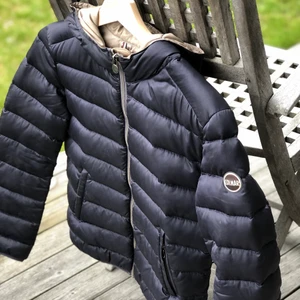 Colmar Jacka - Colmar jacka stl 40 (it) dvs svensk stl 34/36. Mörkblå med innefoder i beige. Fint skick och sparsamt använd, hittade dock ett litet hål på luvan (syns i bild 3). Annars i fint skick :) Perfekt vinter-, vår- och höstjacka! 