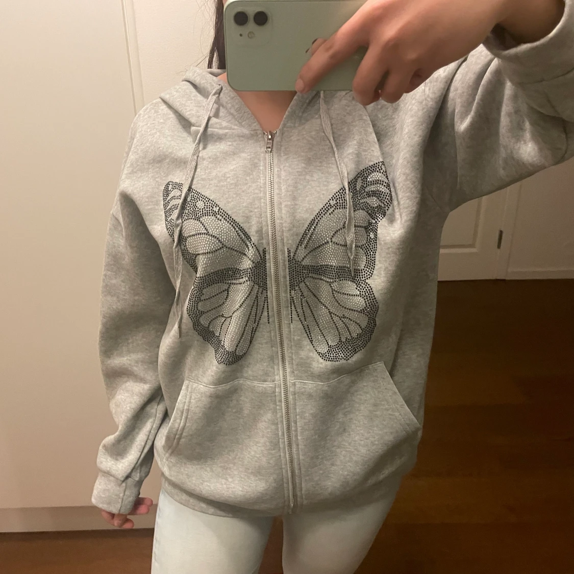 Grå kofta med fjäril tryck 