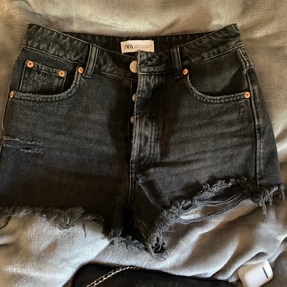 Så snygga shorts från Zara, ej använda mycket 💕 köpare står för frakt . Shorts.
