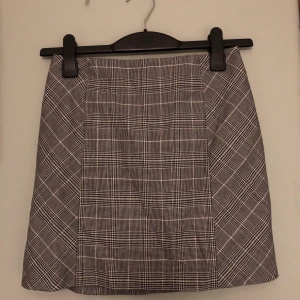 Rutig kjol - Så snygg och skön kjol! Tajt och perfekt längd!