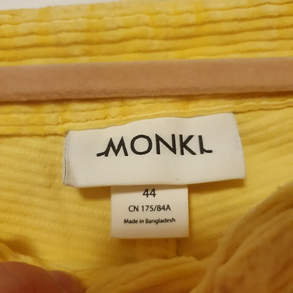 Gula manchesterbyxor i storlek 44 från Monki. Använda ett fåtal gånger. Frakten ingår i priset.. Jeans & Byxor.