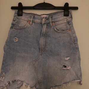 Jeanskjol - Cool, tajt jeanskjol! Älskar hur den sitter men den kommer inte till så mycket användning hos mig tyvärr.