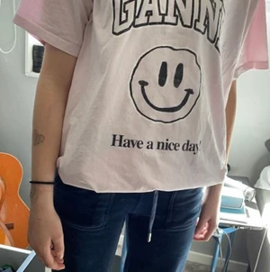 GANNI T-SHIRT. - En jätte fin tröja så är jätte fin med kommer tyvär inte till användning knappt använd cirka 3 gånger jätte bra skick. Orgenal priser är 800 men säljer för 450.