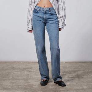 Säljer mina fina mid waist raka jeans från Zara! Ganska säker på att det är modellen på bilden, hör av er om ni vill ha fler bilder! 💓