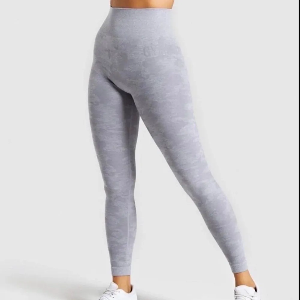 Gymshark camo tights i ljusgrått, äldre modell som inte längre finns att köpa. Fint skick!! . Jeans & Byxor.