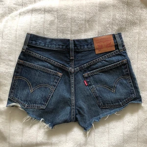 Levis 501 Mid Waist Shorts - Använt ett antal gånger. Har andra shorts jag använder mer, så denna får säljas. 