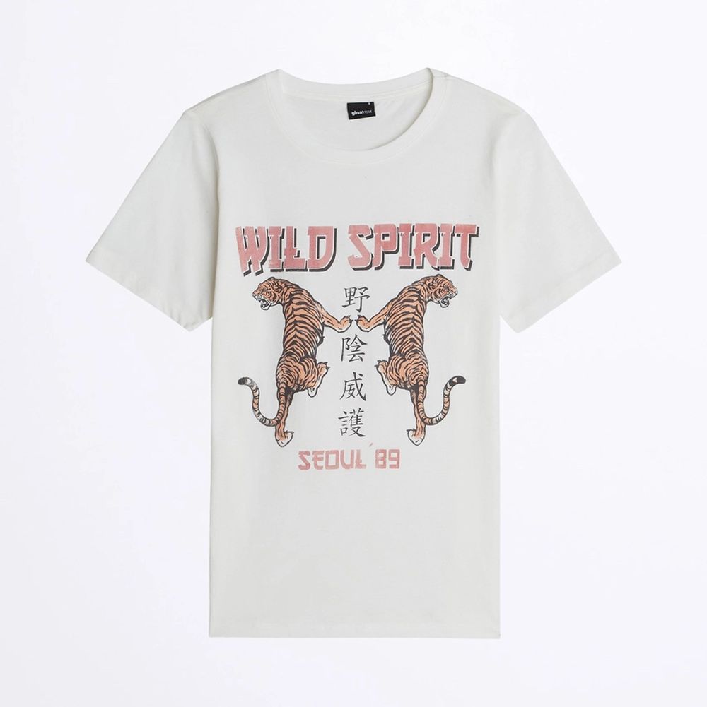 Säljer en jätte fin t shirt i storlek S från Gina tricot som bara är använd ett par fåtalgånger och finns inte längre att köpa❤️ Säljer eftersom den inte används längre!❤️ Säljer för 80kr och köptes för 150kr tror jag!❤️ Båda bilderna är lånade men skriv privat för att få bilder skickade❤️. T-shirts.