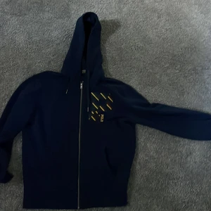 RL Hoodie - Ralph lauren hoodie i marinblå färg, storlek M, tror jag fann plagget här hemma efter en hemma fest men hittade inte ägaren så säljer nu för 700kr