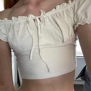 Vit söt topp -  Säljer denna vita söta topp i storlek XS Använd fåtal gånger och har inga skador💞
