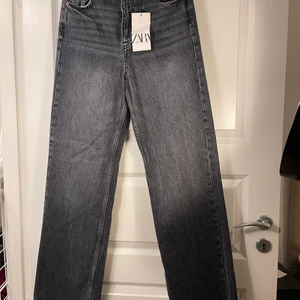 Svart grå jeans  - Super fina svart/gråa raka jeans från zara. 👖                                          helt oanvända prislapp kvar 🖤