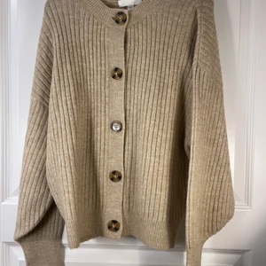 Kofta - Jätte mysig kofta med fina knappar från H&M🤎