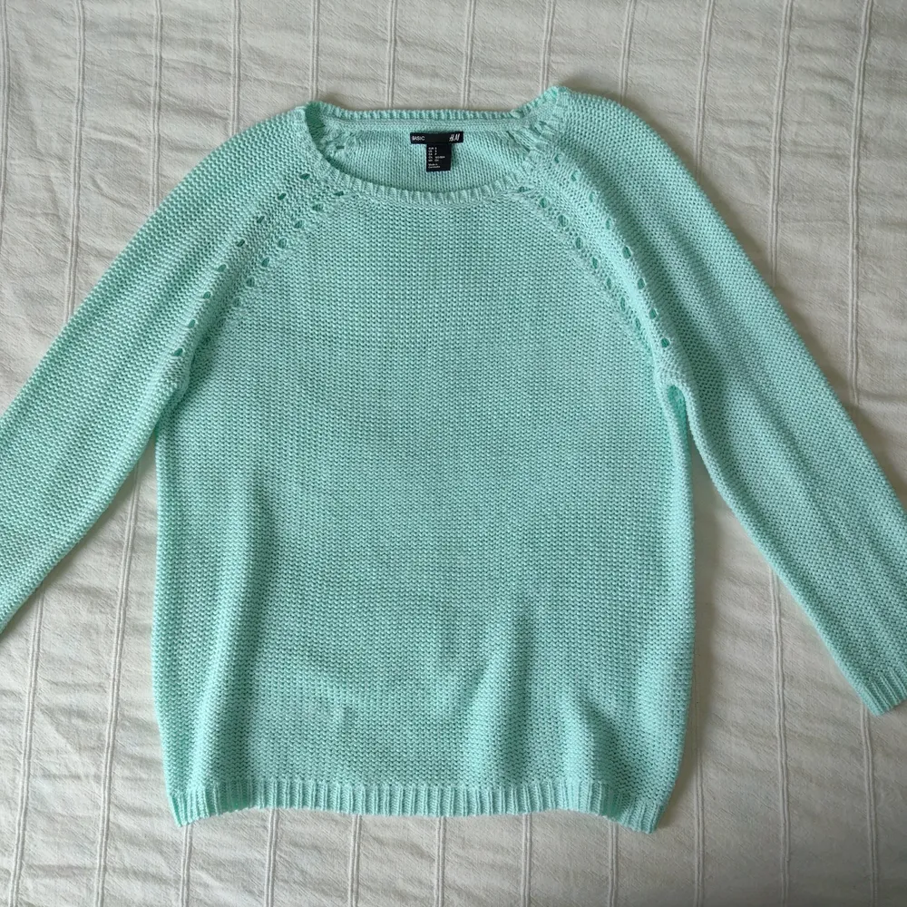 Mintgrön/pastellfärgad stickad tröja i storlek S. Sparsamt använd. 100% akryl.. Tröjor & Koftor.