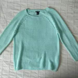 Mintgrön/pastellfärgad stickad tröja i storlek S. Sparsamt använd. 100% akryl.