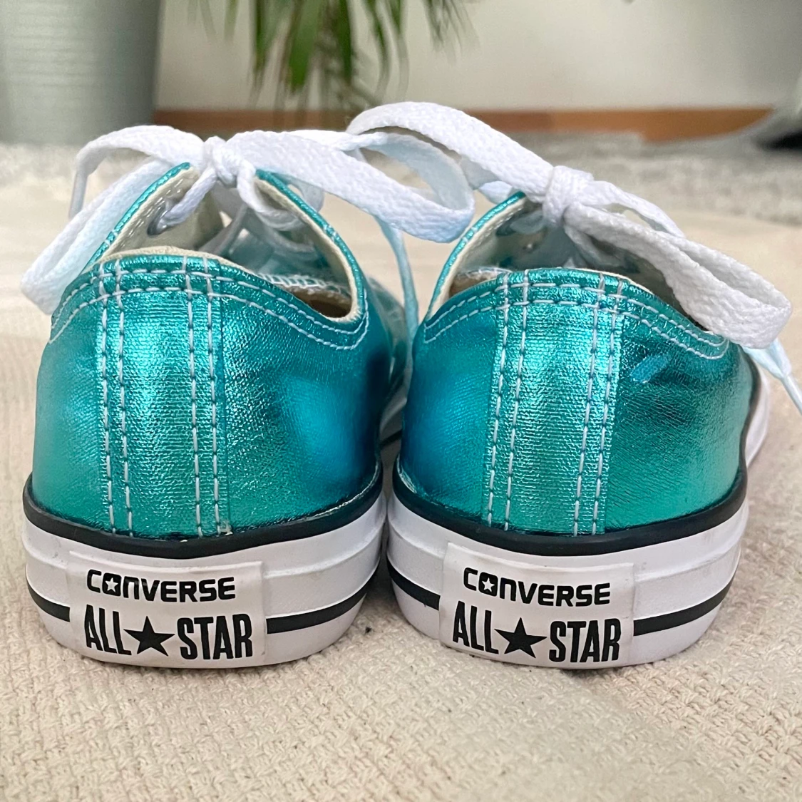 Turkos ”glansiga” converse  - 91