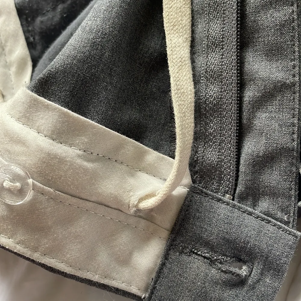 Grå kostymbyxor från zara xs, OBS dom är klippta innanför i midjan för att kunna ha ett snöre där, inget som syns på utsidan!💞. Jeans & Byxor.