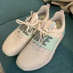  skor - Säljer dessa huuur sköna skor som helst, de är insatta en comfort sula 😍 storlek 37,5, nyskick använda fåååtal gånger, pris: 250kr❤️ skulle gissa på ty nypris ligger runt 600💕 SKICKAS SÅKLART SPÅRBART eller möts i stockholm ❤️