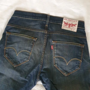 LEVI'S 504, W30  L34, Dark Blue - Autentiska LEVI' S Jeans , white label. Straight, Waist 30 Leg 34. 98% bomull 2% Elastan  Som nya använt en gång och har legat i skåpet sen ( flera år). Då köpt för 1500:- i LEVI' S affär DK Riktig bra skick.  Evt.Frakt tillkommer. Hämtas Trolleholm Skåne