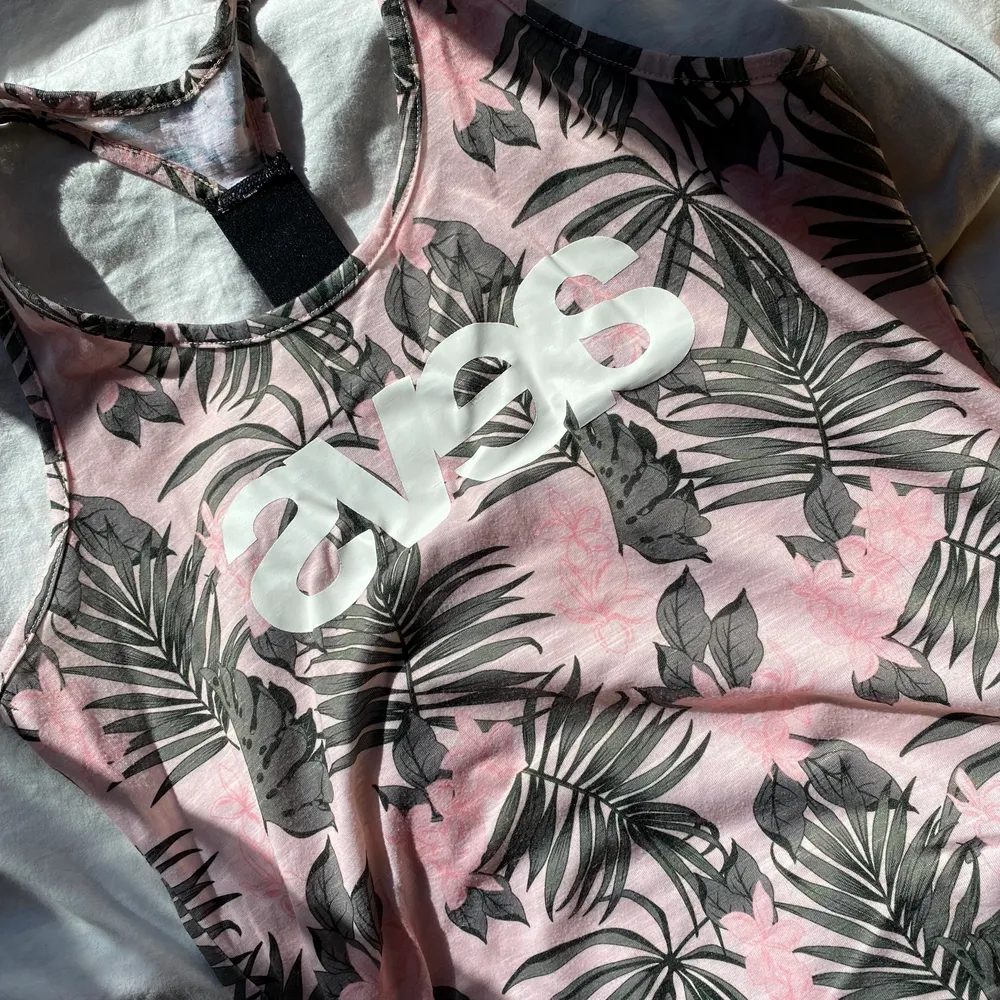rosa linne i bomull med öppen rygg och palmblad på. kommer ej till användning… FRAKT INGÅR. Toppar.