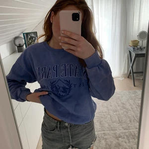 Vintage collegetröja  - En väldigt snygg sweatshirt i blå/lila💕Står Xs men jag skulle säga att S funkar lika bra och kanske även M, en smaksak💕Köpare står för frakt, knappt använd 