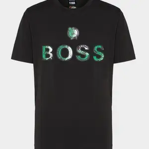 Helt ny Men's Black X Nba Celtics Crewneck T-shirt. Köpt från Johnells.se för nypris 856,88kr (T-shirt+leverans) Skickar mer bilder vid intresse! 