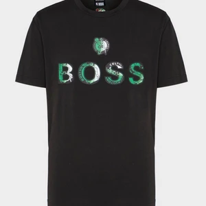 Boss X NBA Teamup T-shirt Black - Helt ny Men's Black X Nba Celtics Crewneck T-shirt. Köpt från Johnells.se för nypris 856,88kr (T-shirt+leverans) Skickar mer bilder vid intresse! 