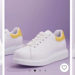 Vita sneakers med hög sula💛🫶🏻 - Säljer dessa helt nya sneakers med en gul detalj där bak, från Nelly.com. Dom har prislappen kvar, så aldrig använda. Köptes för 199kr. Men säljer nu för att jag missade att skicka tillbaka de. Skriv privat vid fler frågor eller ifall ni vill ha fler bilder💗