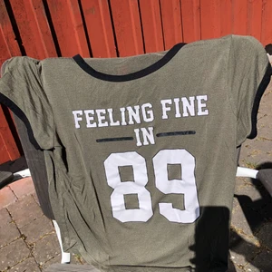 T-shirt i storlek S - Mörkgrön T-shirt i storlek S med tryck på. 