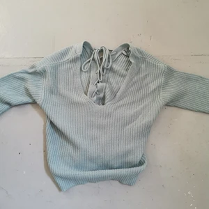 Stickad tröja NLY trend strl S - Tröja i bra skick med knytning i ryggen. 