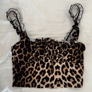 Kort knyttopp strl xs - Säljer en kort topp från shein som jag köpte förra sommaren. Har aldrig använt den. 