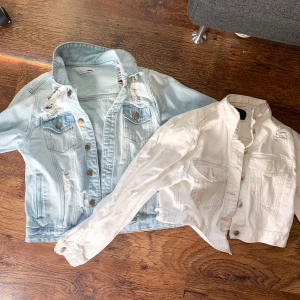 PAKETPRIS jeansjackor - Säljer två skit snygga jeans jackor. Storlek M. Båda har slitningar. Den vänstra jeansjackan är Från Fashion Nova och har en lite mer ” oversized ” fit, medan den vita har en Croppad look. Knappt använda, mycket fint skick!! Passa på #jeansjackor 😍
