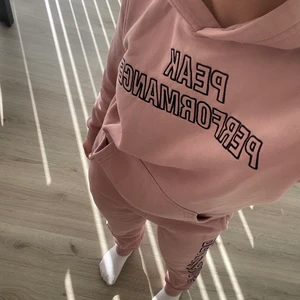 Mjukisset Peak Performance  - Skisnyggt Mjukisset från Peak Performance! Kommer ej till användning längre. 270kr/styck eller 500kr för allt❤️ Nypris 1300kr