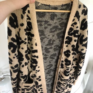 Kofta - Snygg enkel och mysig kofta, perfekt nu till kalla sommar kvällar! Strl S/M!