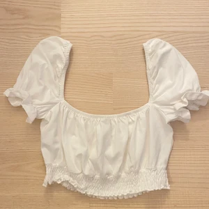 Vit topp - Vit crop top, helt oanvänd, säljer pga för liten. Storlek xs med passar även s. Kontakta vid frågor❣️