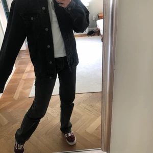 Jeans jacka  - Säljer denna extremt najs jeans jackan ifrån asos. Den är i storlek 32 men sitter väldigt oversized vilket gör att den får en väldigt snygg passform. Perfekt nu till våren!