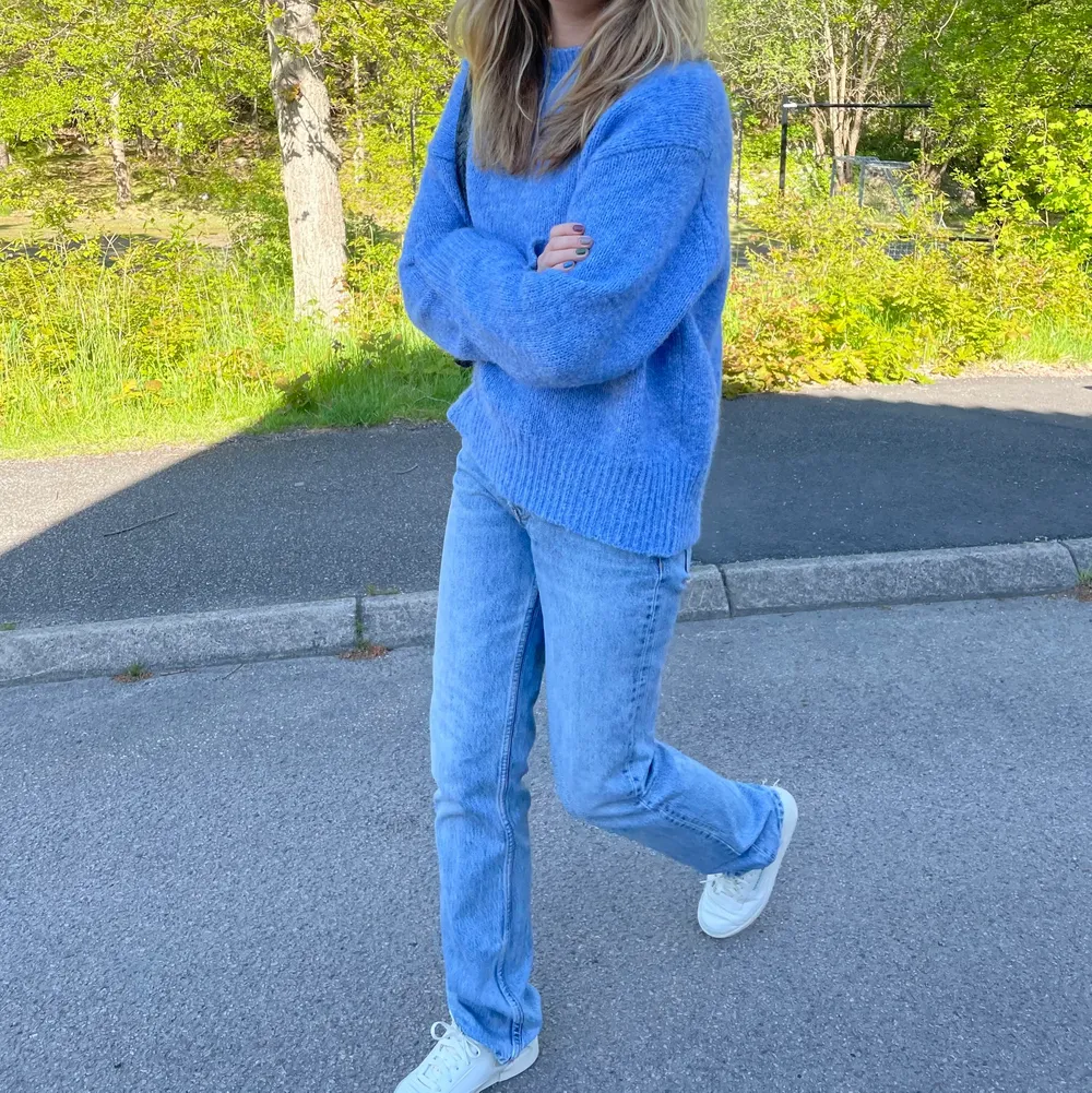 Stickad tröja från Zara i en jättefin blå färg 🤍 Storlek Small! Pris exklusive frakt!! 💕 (Sista bilden är lånad). Stickat.